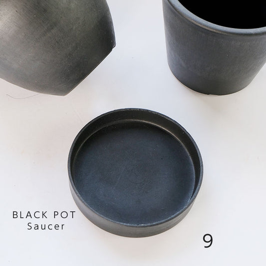 肉厚のブラックポットシリーズの受皿９cm